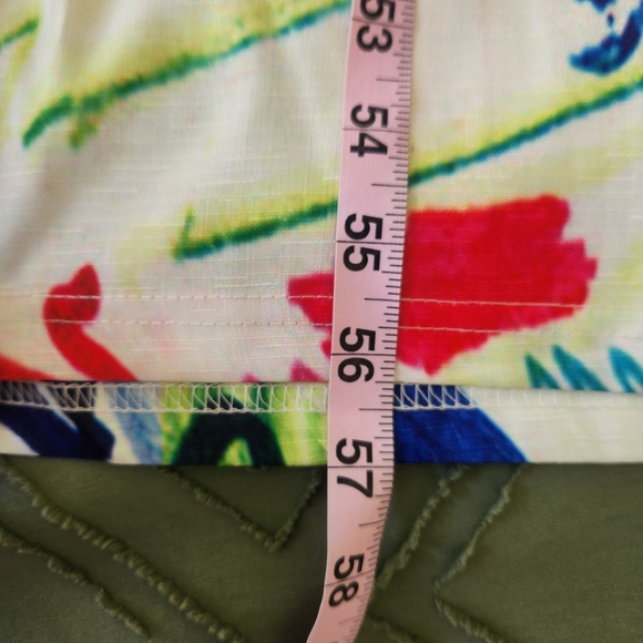 White and green doodle sleeveless jumpsuit. Two pockets in the front. Ne… - Picture 8 of 10